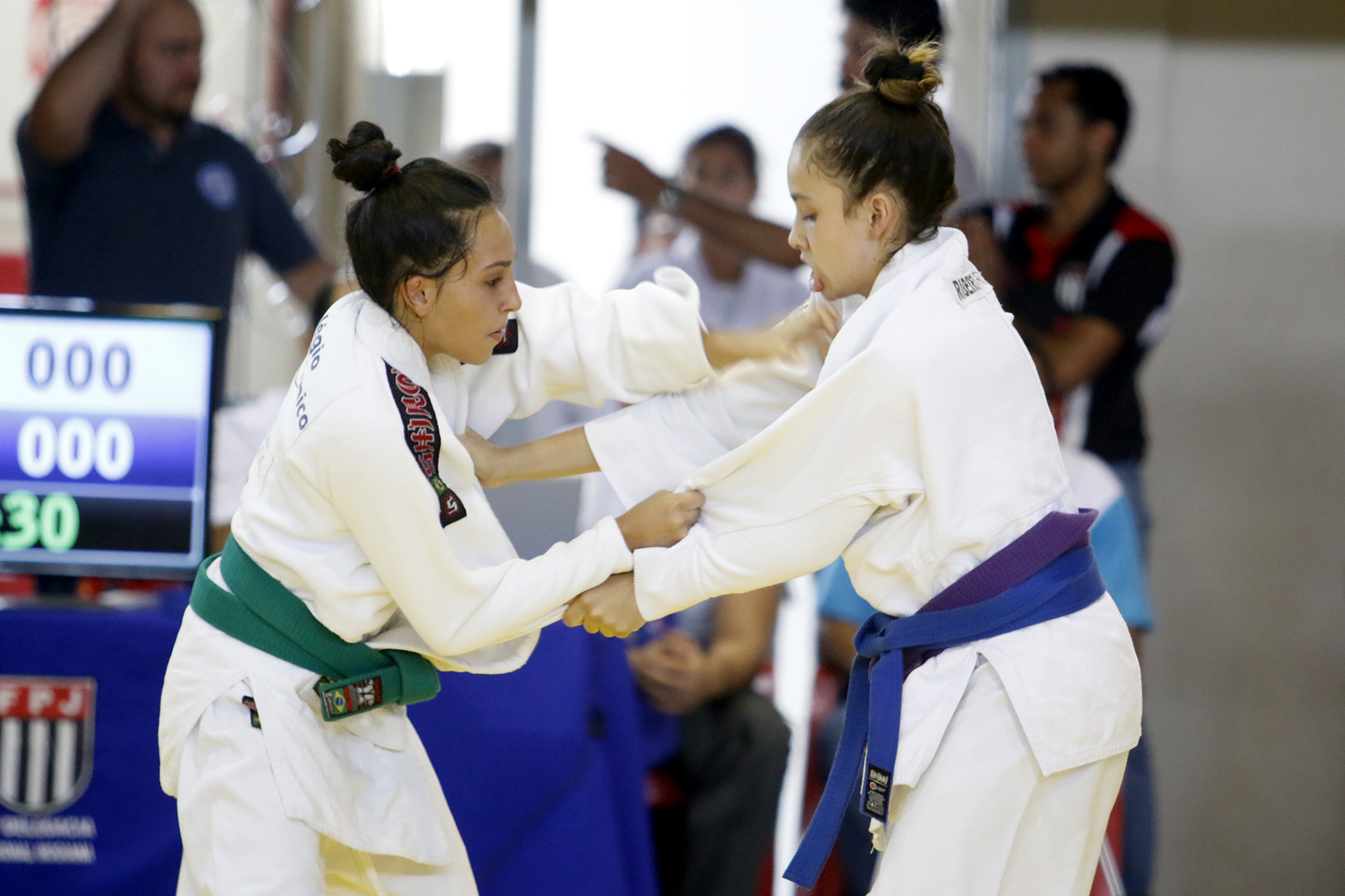 A judoca Lorena Serafim [à esquerda] competiu por duas categorias e foi campeã no sub-18 e sênior (Foto: Rafael Martinez / Martinez Comunicação) 